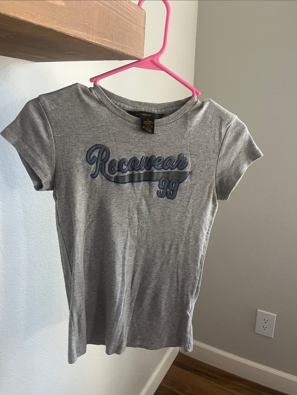 Rocawear Gray Short-Sleeve Graphic Tee with Blue Logo Y2K